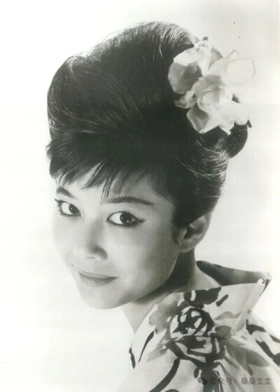 年轻时的周采芹
