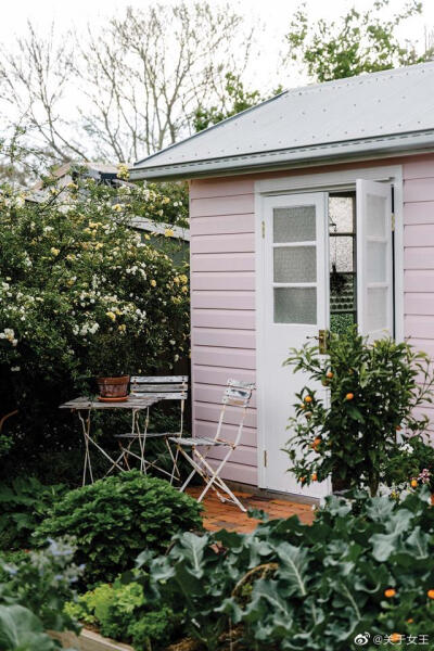 —不！我只要自由—
佩索阿
不！我只要自由！
爱情、荣誉、财富——都是监狱。
可爱的房间？精美的家具？绒绒的毯子？
让我出去和我自己待在一起。
我想私下一个人独自呼吸空气。
我的心从不集体地跳动，
我在公有的…