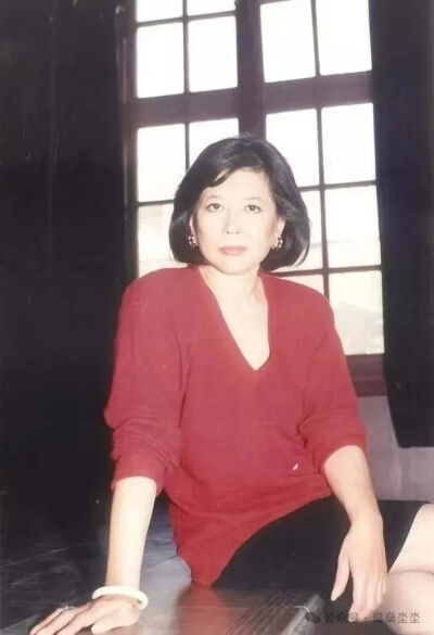 年轻时的周采芹