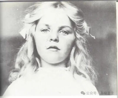 年幼的帕梅拉·弗里曼·米特福德