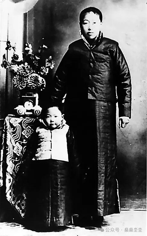 1915年，萧红与母亲姜玉兰
