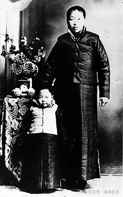 1915年，萧红与母亲姜玉兰