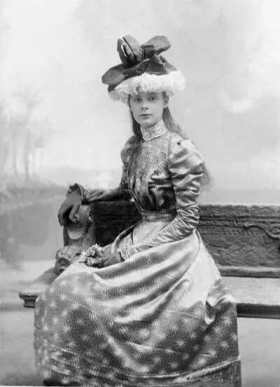 少女时期的塞西莉，摄于1898年