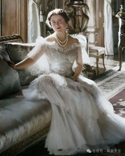 伊丽莎白·安格拉·玛格丽特·鲍斯-莱昂