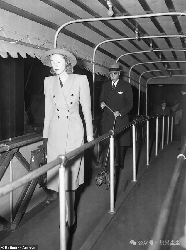 1940 年，米妮·库欣和文森特·阿斯特登上阿斯特游艇