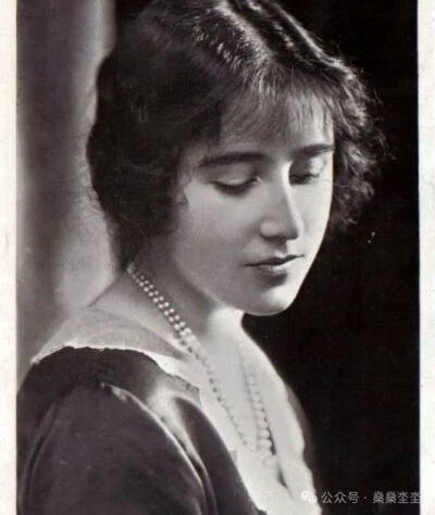 伊丽莎白·安格拉·玛格丽特·鲍斯-莱昂