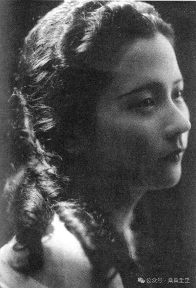 年轻时的裘丽琳