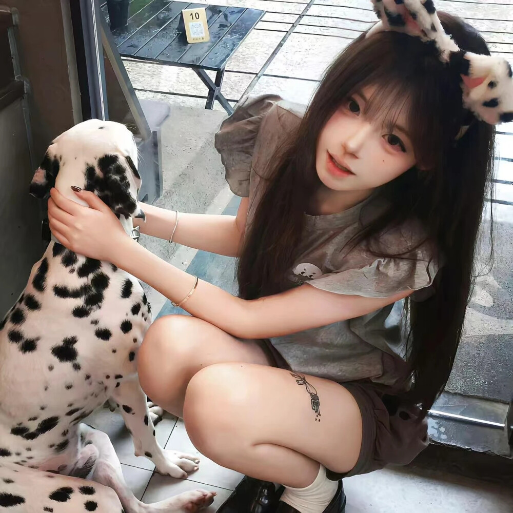抱宠物的女头