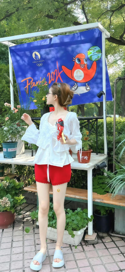 赵露思-背景图.