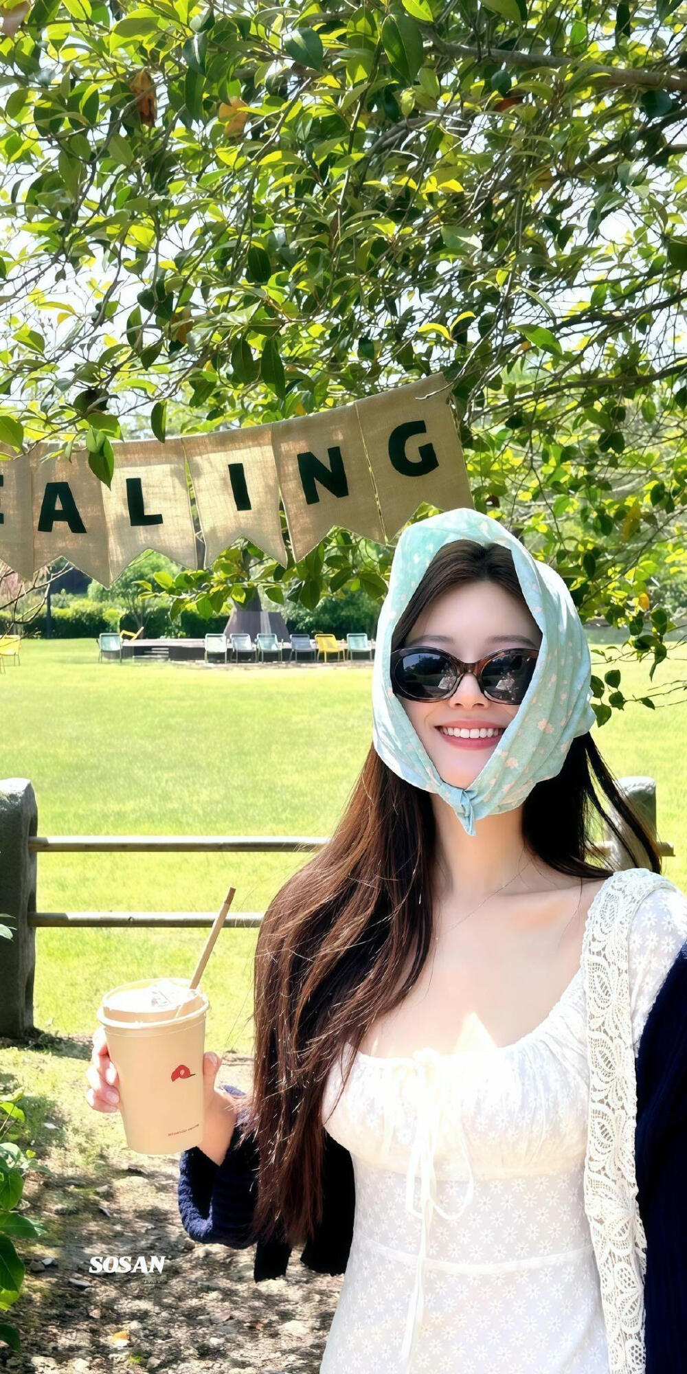 赵露思-背景图.