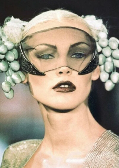 纪梵希 1997 秋冬
shirley mallmann
雪莉·马尔曼
1977/2/15 巴西 模特