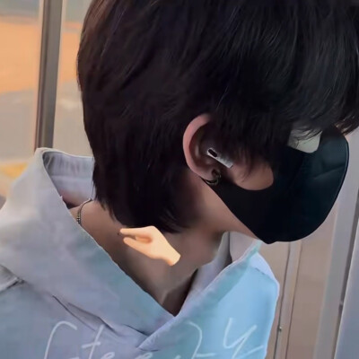黑色铆钉