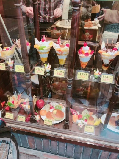 世界是喧嚣的彩