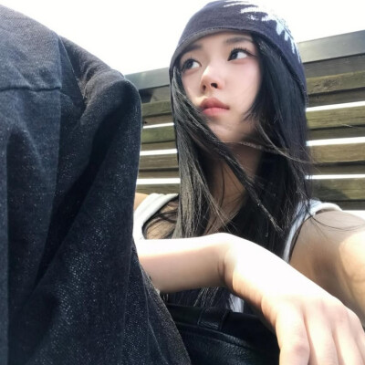 ，