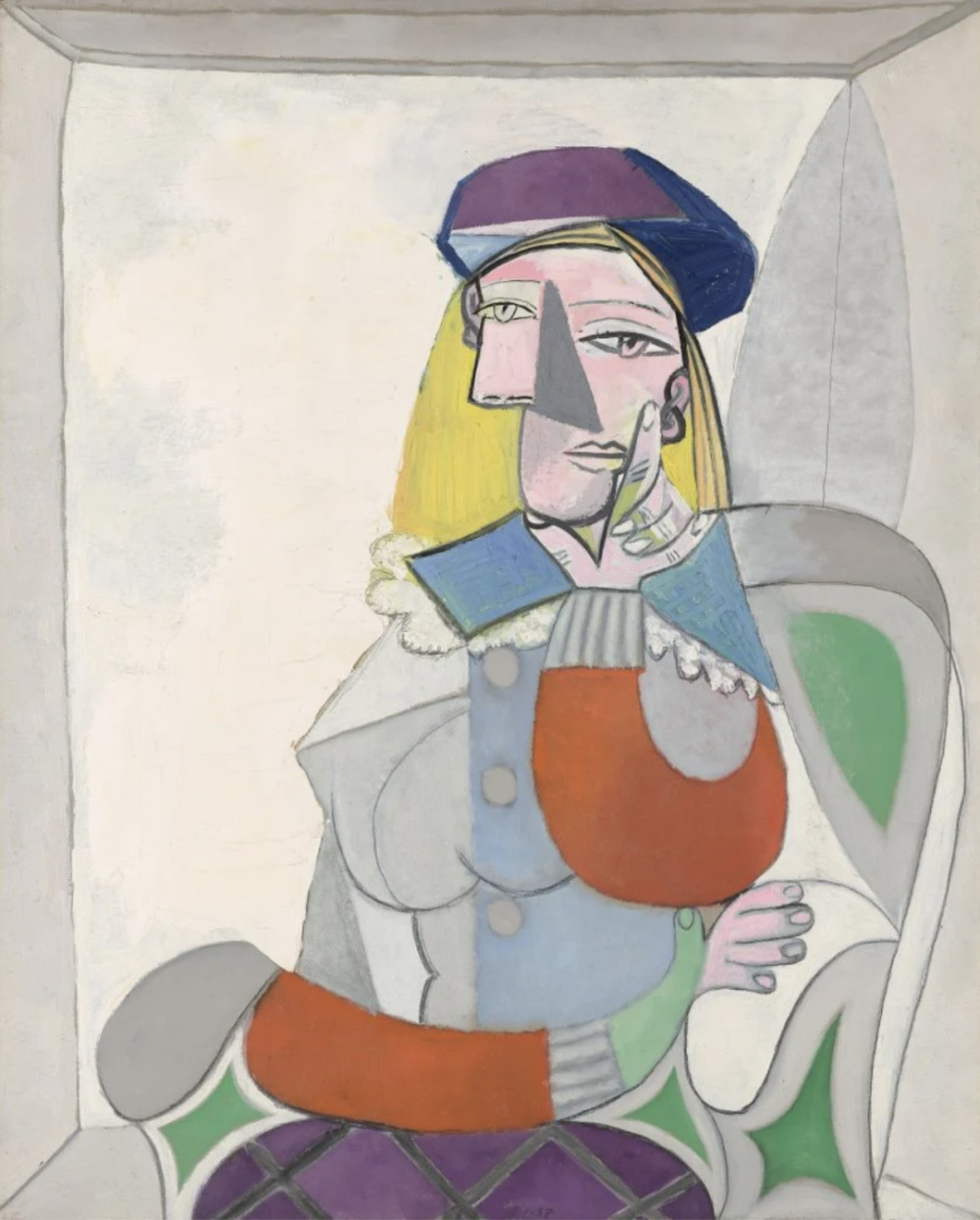 巴勃罗·毕加索，《Femme au Béret Bleu Assise dans un Fauteuil Gris》，Manches Rouges (Marie-Thérèse)，1937 年。照片：Sandra Pointet，高古轩友情提供 ©2025 巴勃罗·毕加索庄园/艺术家权利协会 (ARS)，纽约。