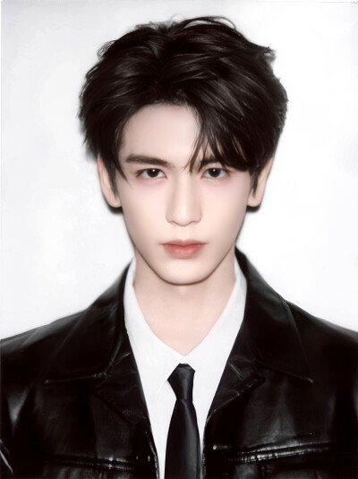 张凌赫＼＼\\٩( 'ω' )و //／／