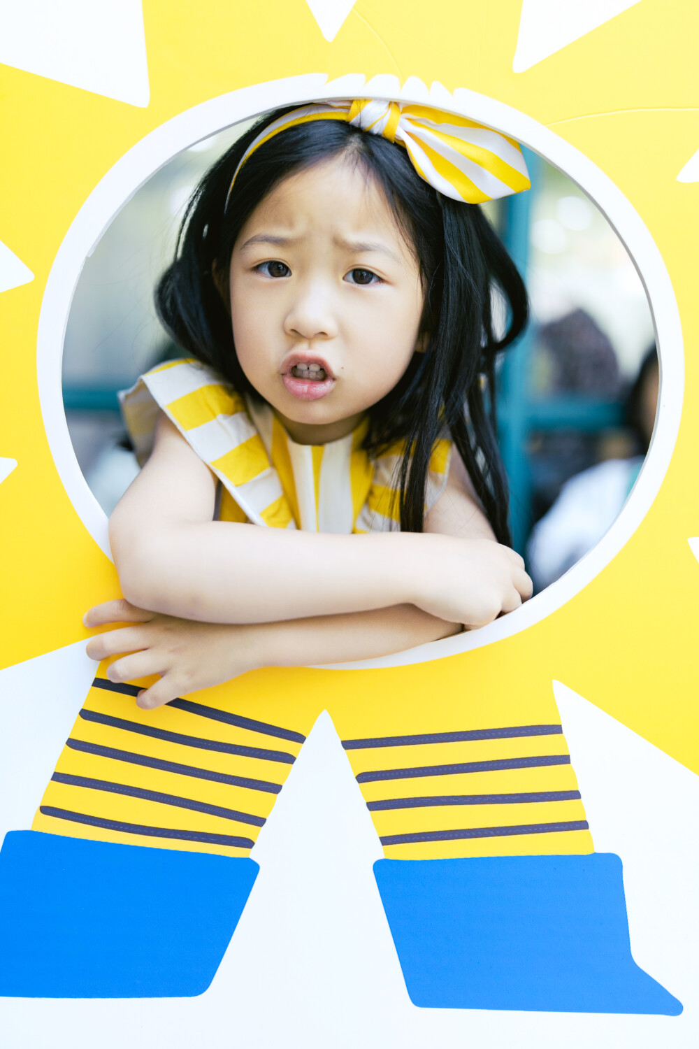 养孩子的快乐
摄影：洪小漩
出镜：家人
日常与身边人的交流中，已经好几次聊到幼小衔接的话题。
这方面，我尚未做过功课，对于行情也不甚了解。因此，当得知大家所报的机构需要7000多的时候，简直倒抽一口凉气。
甩甩脑袋，安慰自己，还早还早，菲比下半年才中班。不要自己制造育儿焦虑。我还是多带孩子上几门学科以外的课程，随便玩玩就好。
可是，即便如此，好像进展的也不是很顺利。
此前给菲比报名了商场里的绘画班，3岁多的孩子拿回家的作品简直赏心悦目，一度让我觉得她天赋异禀。直到，去年给她报名了少年宫的绘画课，少了机构老师的润色，挤干了水分的作品抽象地让我们怀疑自我的读图能力。
而到了今年，又