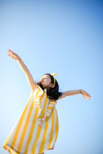 养孩子的快乐
摄影：洪小漩
出镜：家人
日常与身边人的交流中，已经好几次聊到幼小衔接的话题。
这方面，我尚未做过功课，对于行情也不甚了解。因此，当得知大家所报的机构需要7000多的时候，简直倒抽一口凉气。…