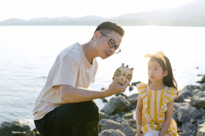 养孩子的快乐
摄影：洪小漩
出镜：家人
日常与身边人的交流中，已经好几次聊到幼小衔接的话题。
这方面，我尚未做过功课，对于行情也不甚了解。因此，当得知大家所报的机构需要7000多的时候，简直倒抽一口凉气。…