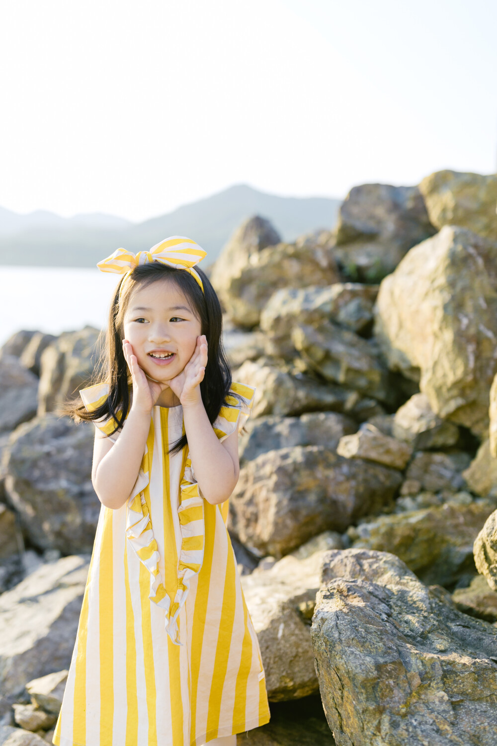 养孩子的快乐
摄影:洪小漩
出镜:家人
日常与身边人的交流中,已经好几次聊到幼小衔接的话题。
这方面,我尚未做过功课,对于行情也不甚了解。因此,当得知大家所报的机构需要7000多的时候,简直倒抽一口凉气。
甩甩脑袋,安慰自己,还早还早,菲比下半年才中班。不要自己制造育儿焦虑。我还是多带孩子上几门学科以外的课程,随便玩玩就好。
可是,即便如此,好像进展的也不是很顺利。
此前给菲比报名了商场里的绘画班,3岁多的孩子拿回家的作品简直赏心悦目,一度让我觉得她天赋异禀。直到,去年给她报名了少年宫的绘画课,少了机构老师的润色,挤干了水分的作品抽象地让我们怀疑自我的读图能力。
而到了今年,又