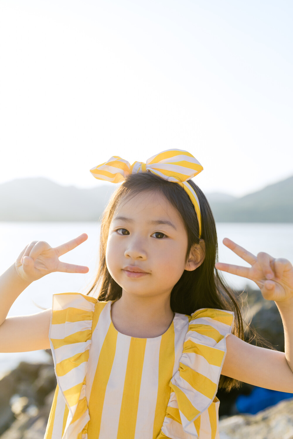 养孩子的快乐
摄影:洪小漩
出镜:家人
日常与身边人的交流中,已经好几次聊到幼小衔接的话题。
这方面,我尚未做过功课,对于行情也不甚了解。因此,当得知大家所报的机构需要7000多的时候,简直倒抽一口凉气。
甩甩脑袋,安慰自己,还早还早,菲比下半年才中班。不要自己制造育儿焦虑。我还是多带孩子上几门学科以外的课程,随便玩玩就好。
可是,即便如此,好像进展的也不是很顺利。
此前给菲比报名了商场里的绘画班,3岁多的孩子拿回家的作品简直赏心悦目,一度让我觉得她天赋异禀。直到,去年给她报名了少年宫的绘画课,少了机构老师的润色,挤干了水分的作品抽象地让我们怀疑自我的读图能力。
而到了今年,又