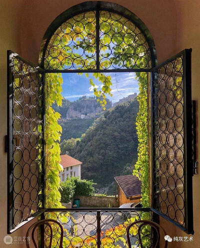 欢迎你来到这个不完美的世界——在这个高度城市化的空间里，植物自然生长，各种生灵悠然漫步，而我，则试图在喧嚣中追求田园诗般的生活。
——海伦·芭布丝《我的花园、我的城市和我》