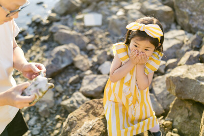 养孩子的快乐
摄影：洪小漩
出镜：家人
日常与身边人的交流中，已经好几次聊到幼小衔接的话题。
这方面，我尚未做过功课，对于行情也不甚了解。因此，当得知大家所报的机构需要7000多的时候，简直倒抽一口凉气。…