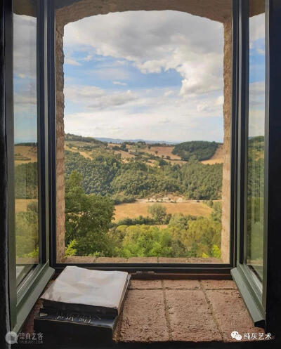 在这阳光灿烂的世界里，
我只需要花园的一张椅子，
和一只躺在那里晒太阳狗。