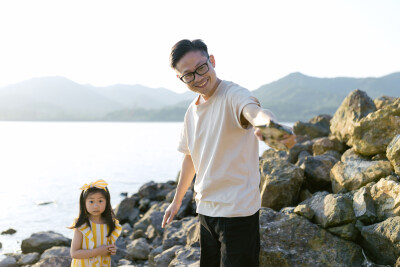 养孩子的快乐
摄影：洪小漩
出镜：家人
日常与身边人的交流中，已经好几次聊到幼小衔接的话题。
这方面，我尚未做过功课，对于行情也不甚了解。因此，当得知大家所报的机构需要7000多的时候，简直倒抽一口凉气。…