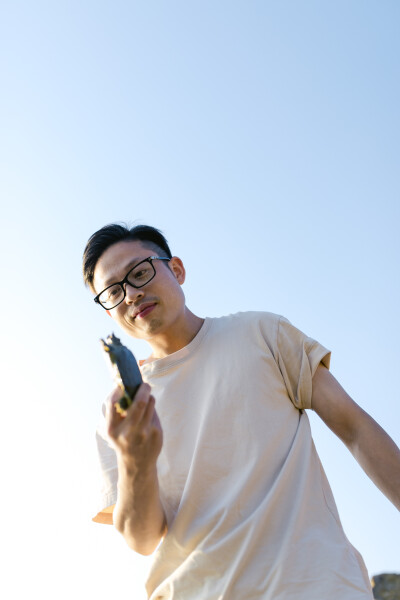 养孩子的快乐
摄影：洪小漩
出镜：家人
日常与身边人的交流中，已经好几次聊到幼小衔接的话题。
这方面，我尚未做过功课，对于行情也不甚了解。因此，当得知大家所报的机构需要7000多的时候，简直倒抽一口凉气。…