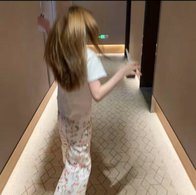 ，