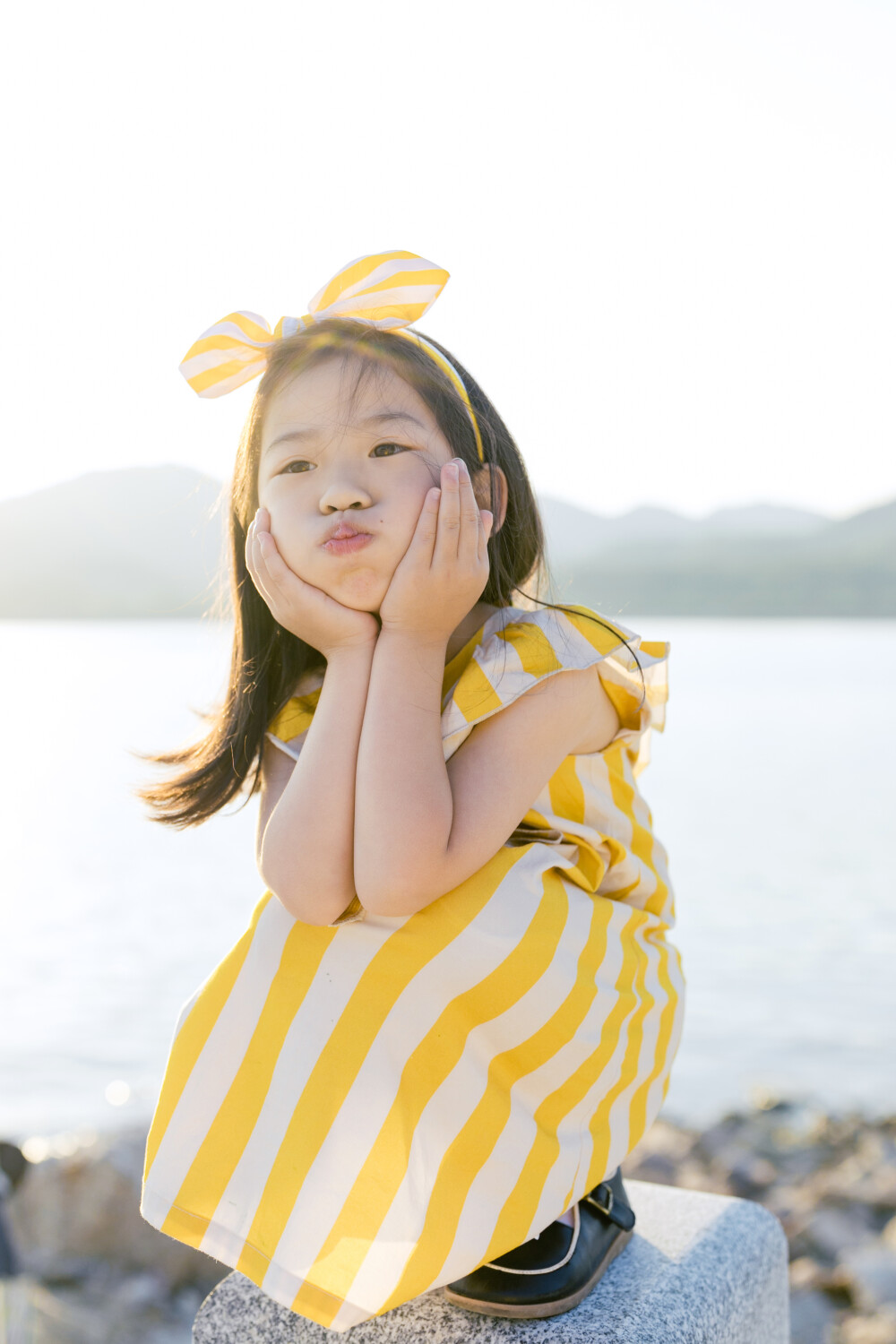 养孩子的快乐
摄影：洪小漩
出镜：家人
日常与身边人的交流中，已经好几次聊到幼小衔接的话题。
这方面，我尚未做过功课，对于行情也不甚了解。因此，当得知大家所报的机构需要7000多的时候，简直倒抽一口凉气。
甩甩脑袋，安慰自己，还早还早，菲比下半年才中班。不要自己制造育儿焦虑。我还是多带孩子上几门学科以外的课程，随便玩玩就好。
可是，即便如此，好像进展的也不是很顺利。
此前给菲比报名了商场里的绘画班，3岁多的孩子拿回家的作品简直赏心悦目，一度让我觉得她天赋异禀。直到，去年给她报名了少年宫的绘画课，少了机构老师的润色，挤干了水分的作品抽象地让我们怀疑自我的读图能力。
而到了今年，又