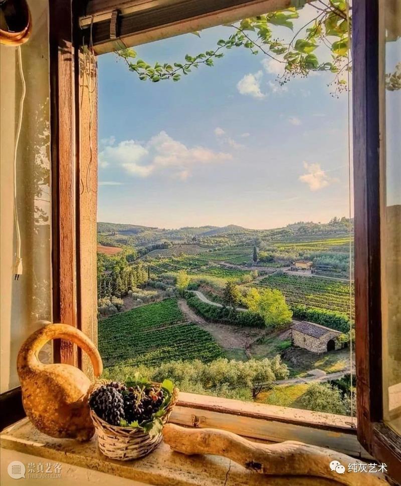 花园生活，是一种美到极致的精神追求，过惯了了熙熙攘攘生活的我们，总期望能够在繁杂的都市之中，拥有一片面积勿须太大的花草之地，能够容下自己对于这份美好的向往。