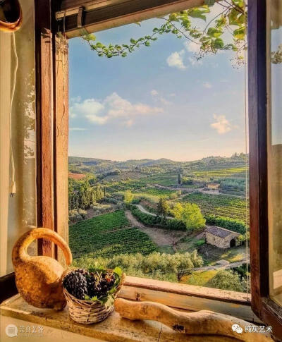 花园生活，是一种美到极致的精神追求，过惯了了熙熙攘攘生活的我们，总期望能够在繁杂的都市之中，拥有一片面积勿须太大的花草之地，能够容下自己对于这份美好的向往。