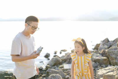养孩子的快乐
摄影：洪小漩
出镜：家人
日常与身边人的交流中，已经好几次聊到幼小衔接的话题。
这方面，我尚未做过功课，对于行情也不甚了解。因此，当得知大家所报的机构需要7000多的时候，简直倒抽一口凉气。…
