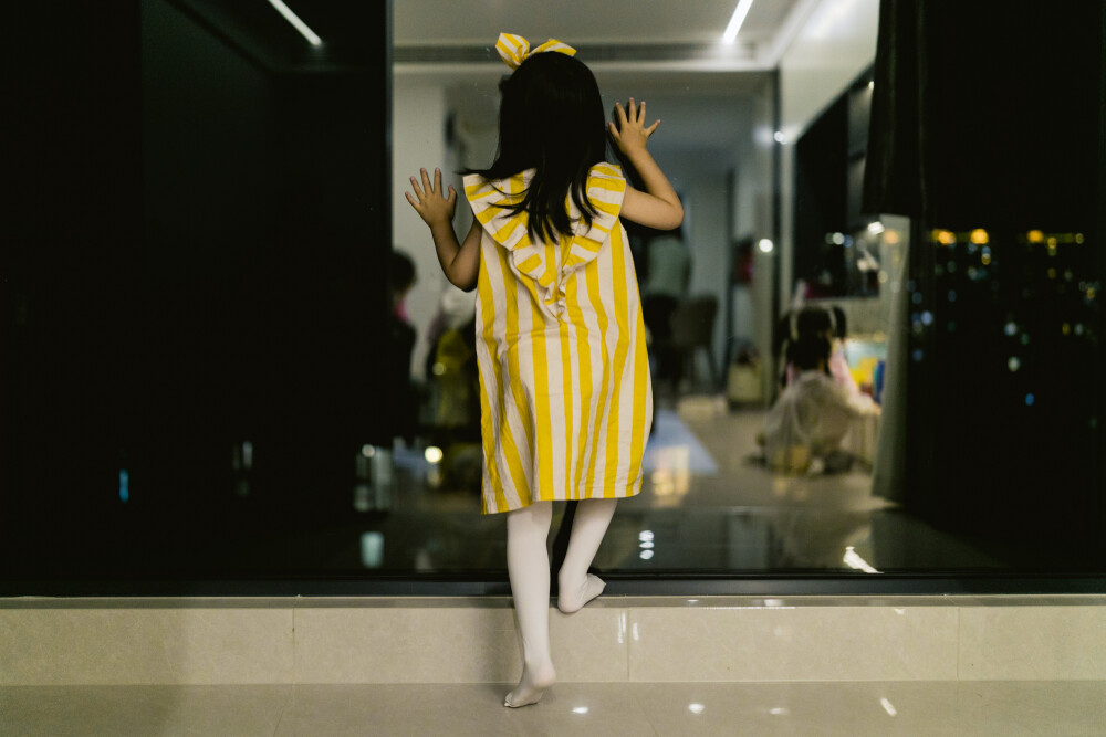 养孩子的快乐
摄影:洪小漩
出镜:家人
日常与身边人的交流中,已经好几次聊到幼小衔接的话题。
这方面,我尚未做过功课,对于行情也不甚了解。因此,当得知大家所报的机构需要7000多的时候,简直倒抽一口凉气。
甩甩脑袋,安慰自己,还早还早,菲比下半年才中班。不要自己制造育儿焦虑。我还是多带孩子上几门学科以外的课程,随便玩玩就好。
可是,即便如此,好像进展的也不是很顺利。
此前给菲比报名了商场里的绘画班,3岁多的孩子拿回家的作品简直赏心悦目,一度让我觉得她天赋异禀。直到,去年给她报名了少年宫的绘画课,少了机构老师的润色,挤干了水分的作品抽象地让我们怀疑自我的读图能力。
而到了今年,又