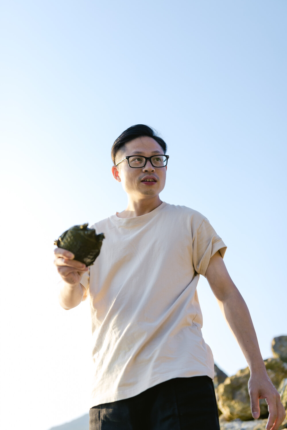 养孩子的快乐
摄影:洪小漩
出镜:家人
日常与身边人的交流中,已经好几次聊到幼小衔接的话题。
这方面,我尚未做过功课,对于行情也不甚了解。因此,当得知大家所报的机构需要7000多的时候,简直倒抽一口凉气。
甩甩脑袋,安慰自己,还早还早,菲比下半年才中班。不要自己制造育儿焦虑。我还是多带孩子上几门学科以外的课程,随便玩玩就好。
可是,即便如此,好像进展的也不是很顺利。
此前给菲比报名了商场里的绘画班,3岁多的孩子拿回家的作品简直赏心悦目,一度让我觉得她天赋异禀。直到,去年给她报名了少年宫的绘画课,少了机构老师的润色,挤干了水分的作品抽象地让我们怀疑自我的读图能力。
而到了今年,又