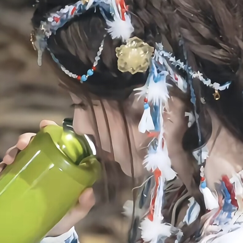 这里有一只小猪喝水