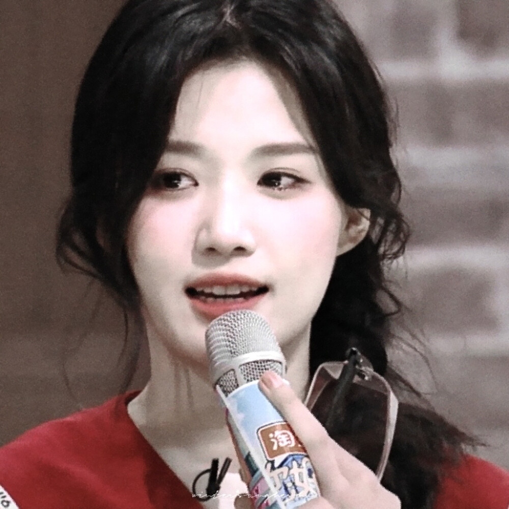 卢昱晓
cr耀喝牛奶
