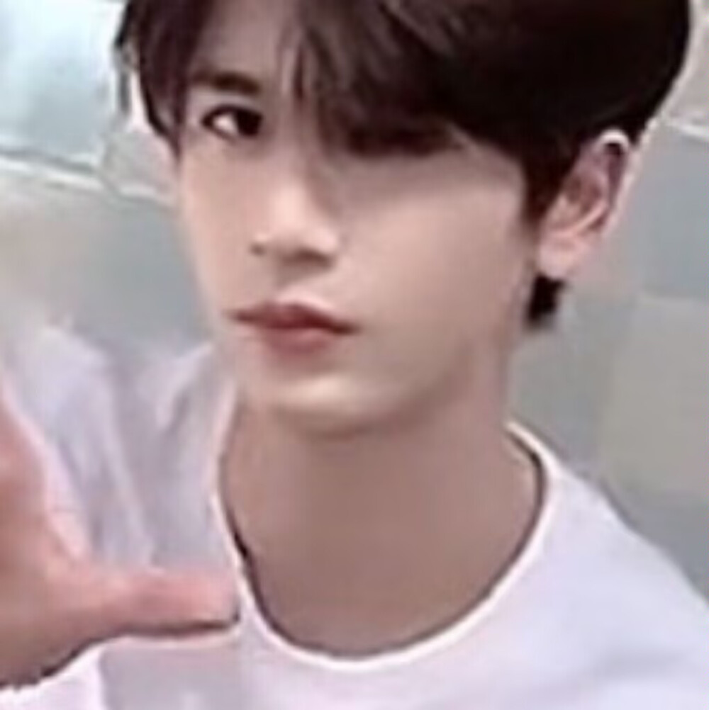 虽糊但是穿个帅很努力了