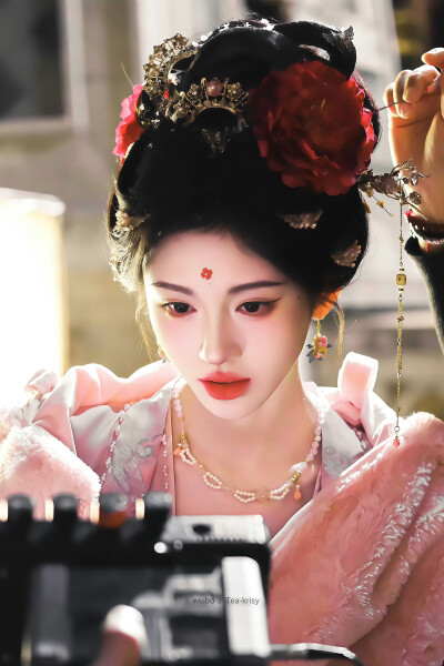 鞠婧祎x露芜衣
#月鳞绮纪杀青# ​​​