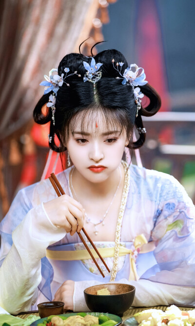 淮水竹亭东方秦兰沈月
图cr苍狗照落花