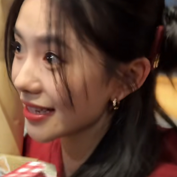 眼睛亮晶晶