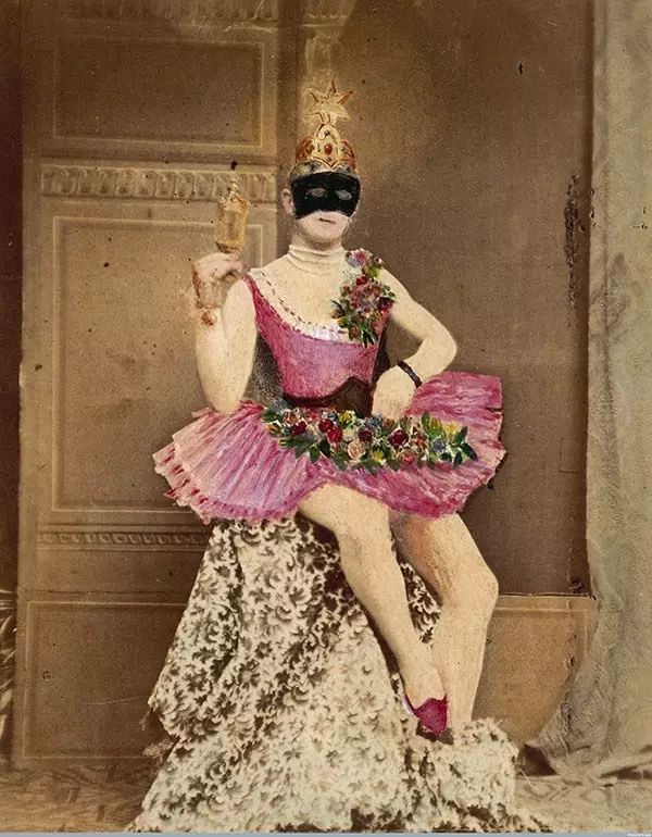 一个男人身着粉色芭蕾舞短裙和鞋子坐着 