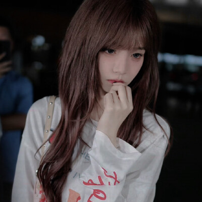 维多利亚港的雾气爬上睫毛，整个城市像泡在咸涩的泪水里。伸手去摸电梯的钢壁，金属表面沁出细密的水珠，如同香港永不结痂的伤口。