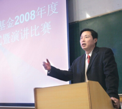 高新民，1957年3月生，武汉市新洲区李集街道八屋村高八屋湾人。1975年新洲县宝龙五七中学高中毕业，1977年考入华中师范学院。1982年考入武汉大学，学习古代西方哲学史，1984年获硕士学位。后为华中师范大学政法学院…