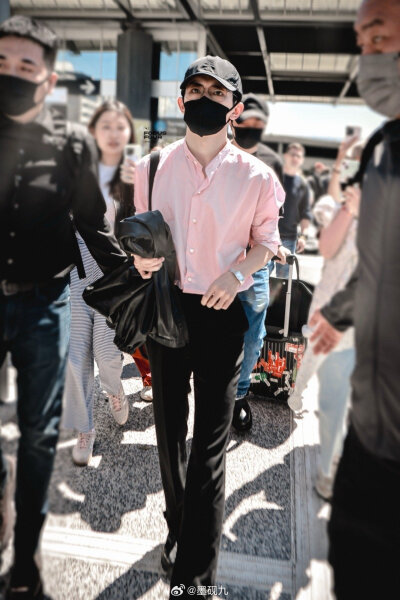 易烊千玺机场 粉色 王源天赐的声音
