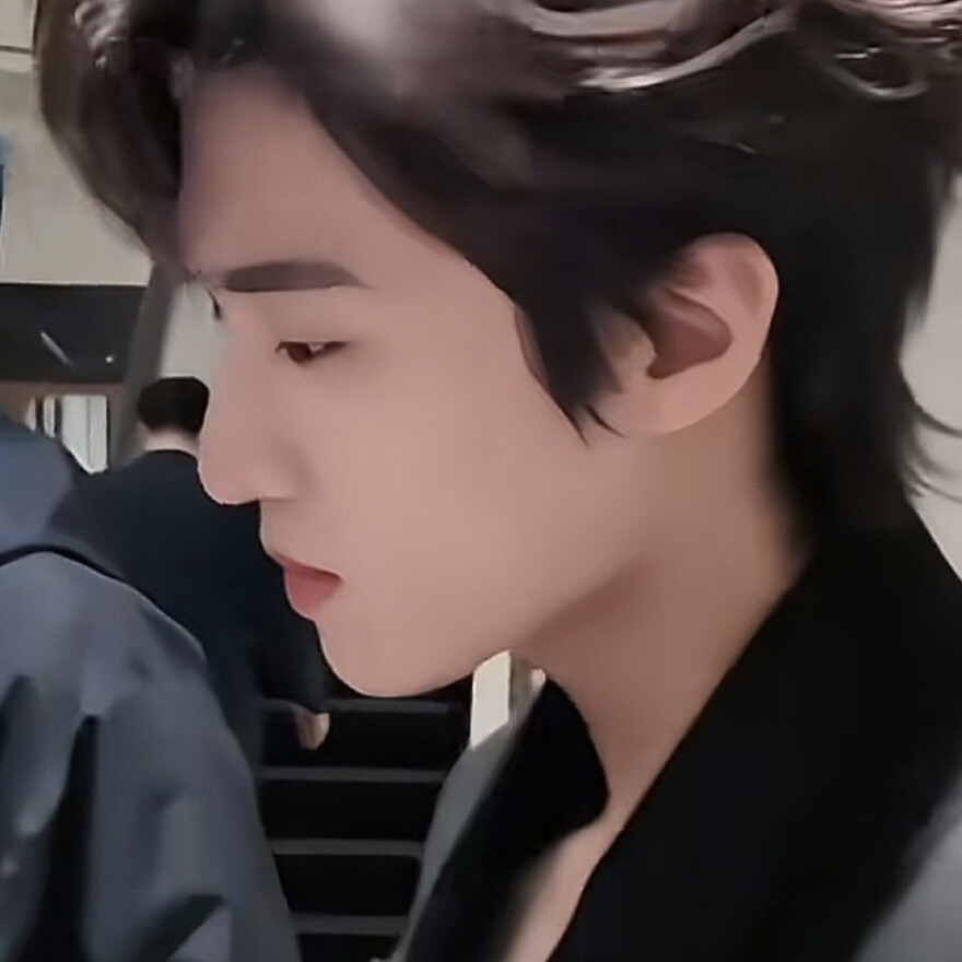 小哥哥没穿内搭