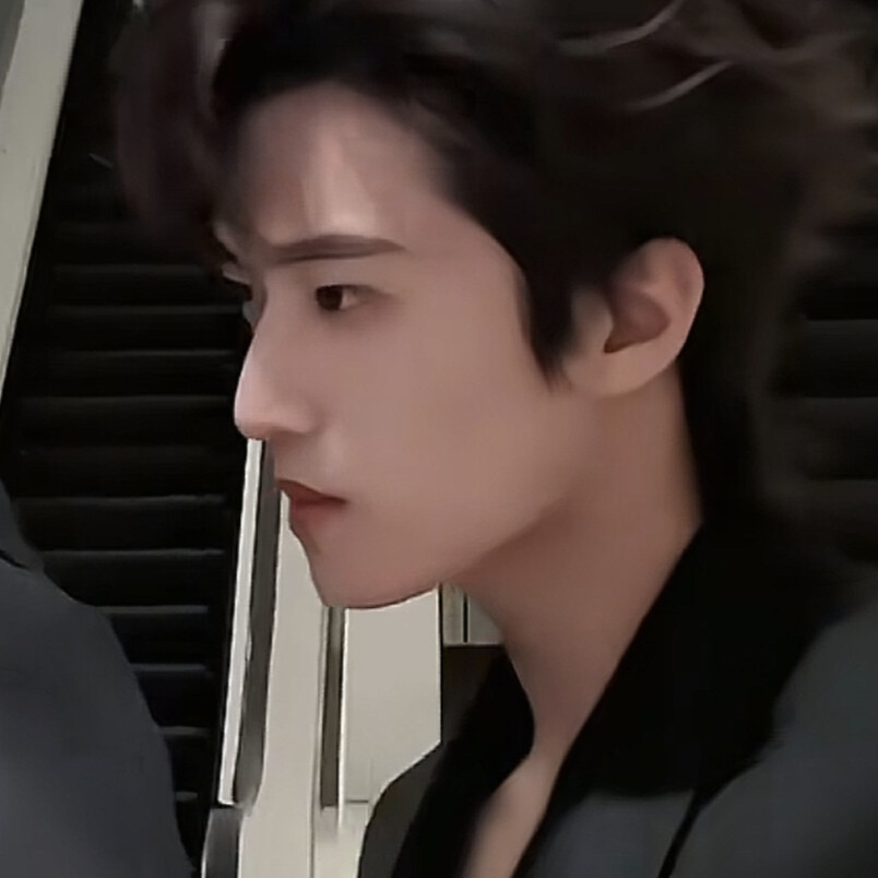 小哥哥没穿内搭