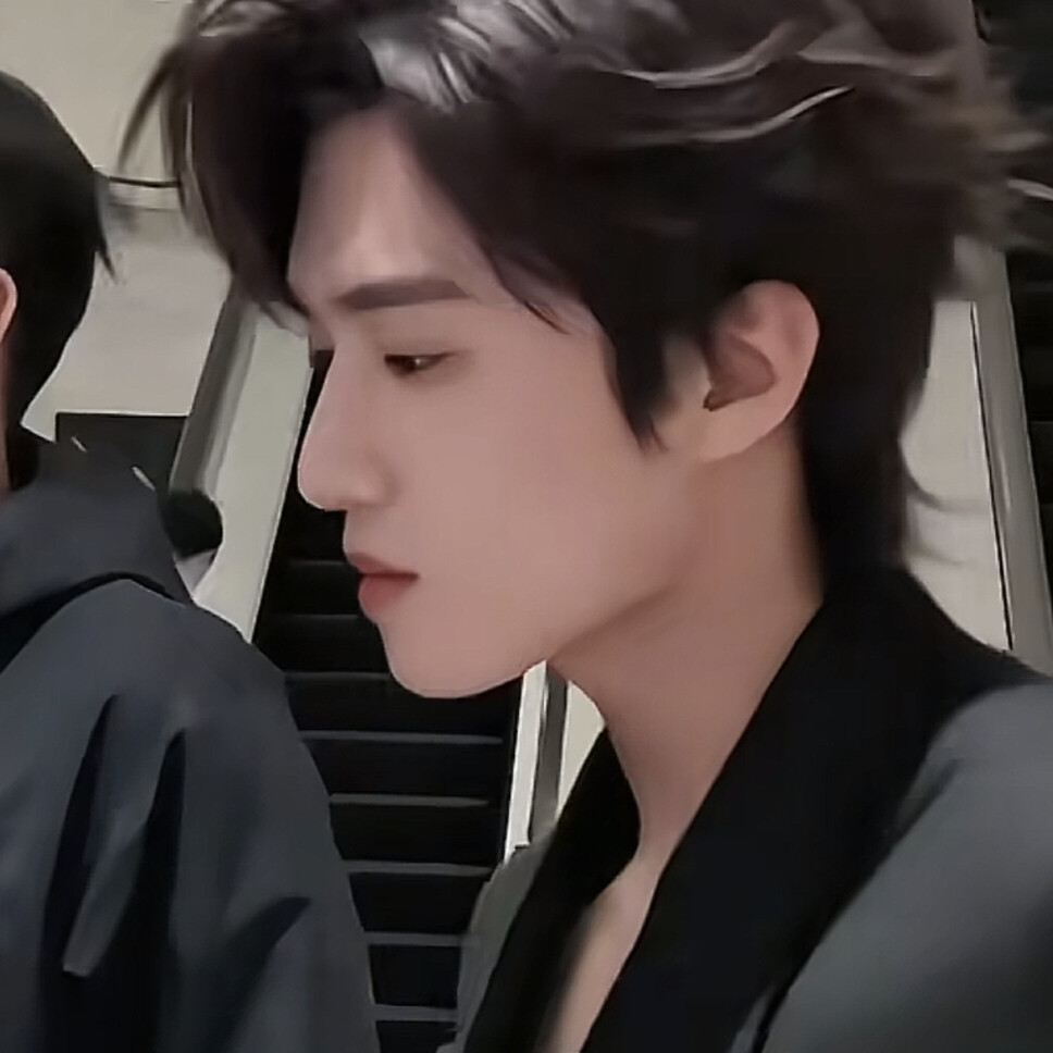 小哥哥没穿内搭